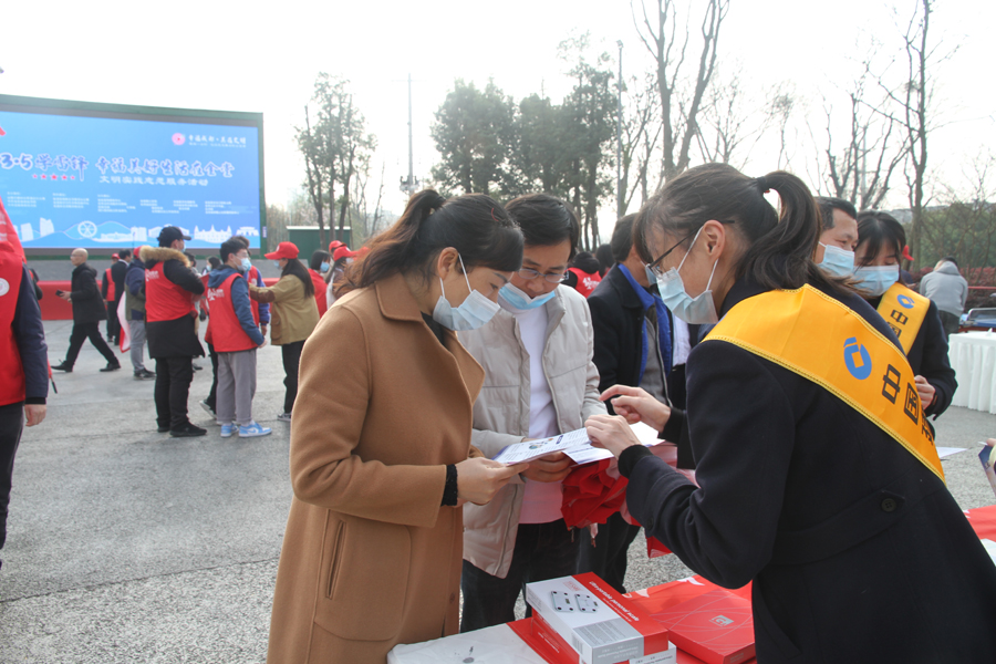 03張富清金融服務隊在成都市金堂縣金山公園開展金融知識宣傳.jpg