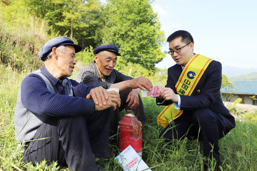 04張富清金融服務隊走進廣元市大灘鎮(zhèn)天池村送金融知識.jpg